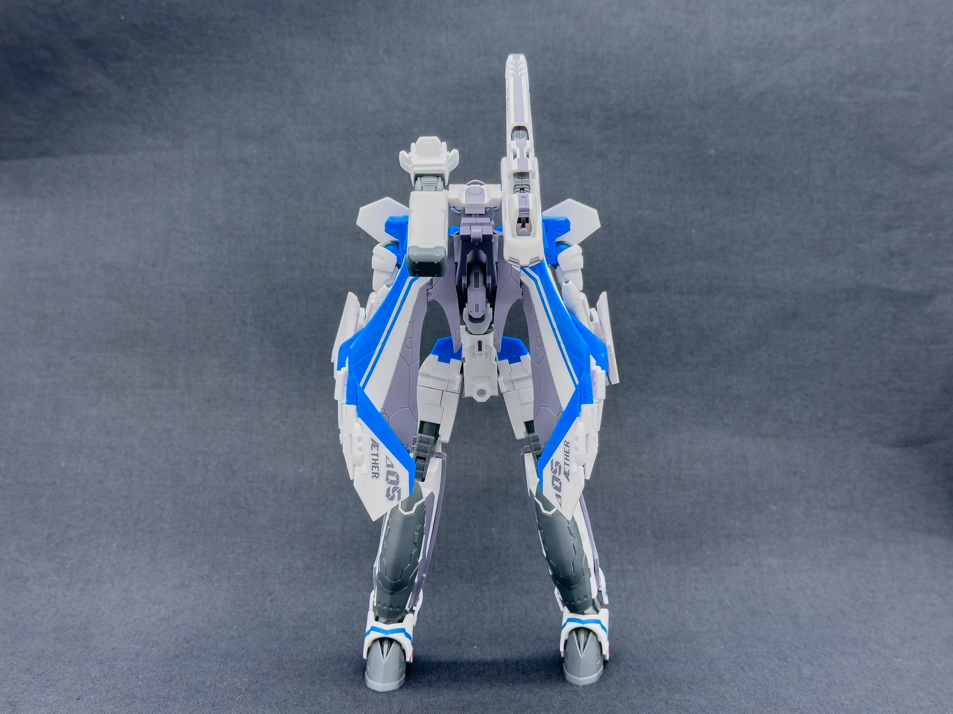 背面から見たバトロイド時のVF-31。主翼はインサート成形による色分けです。