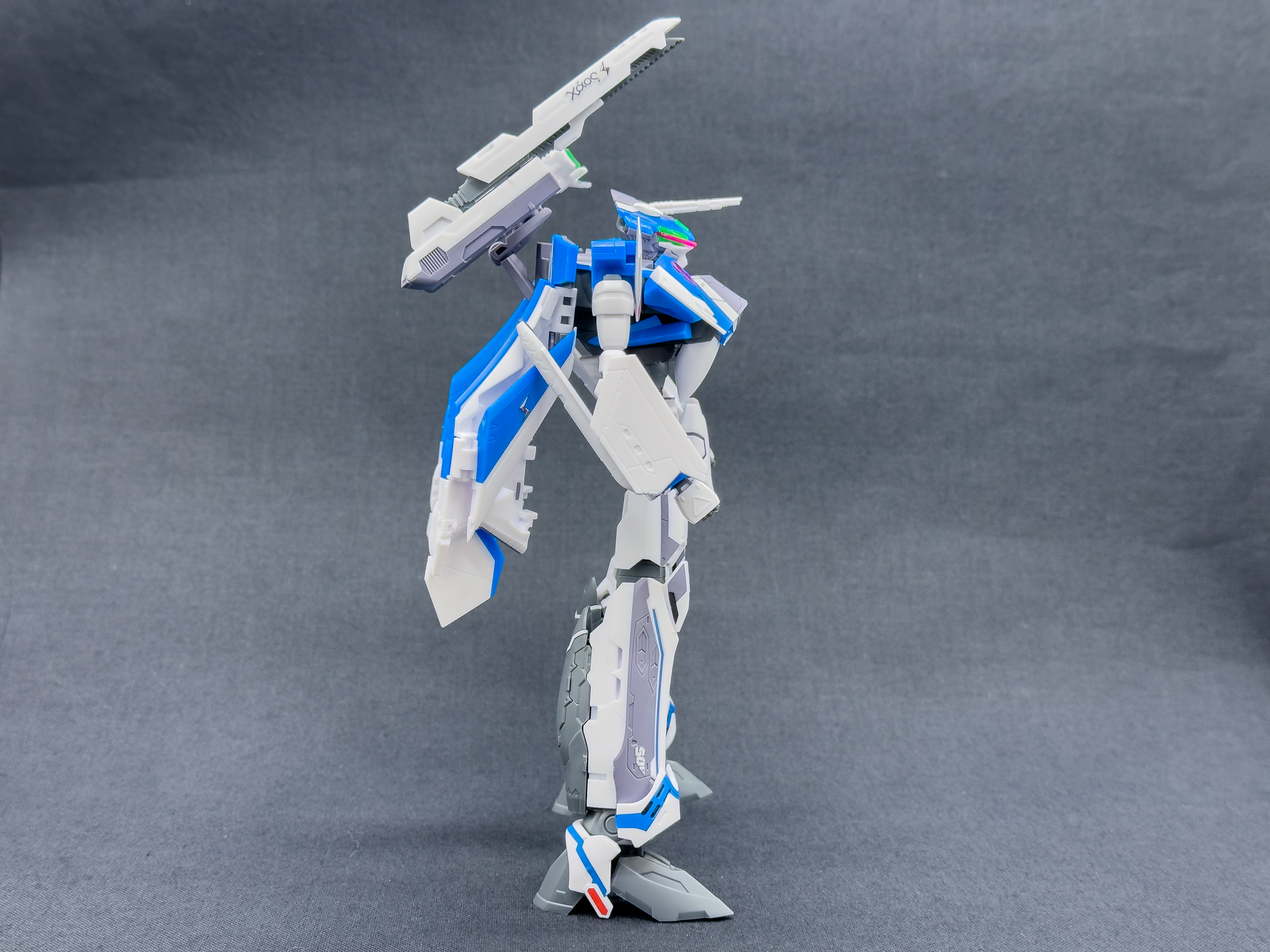 側面から見たバトロイド時のVF-31。腕部固定武装のミニガンポッドは回転させることで展開可能です。