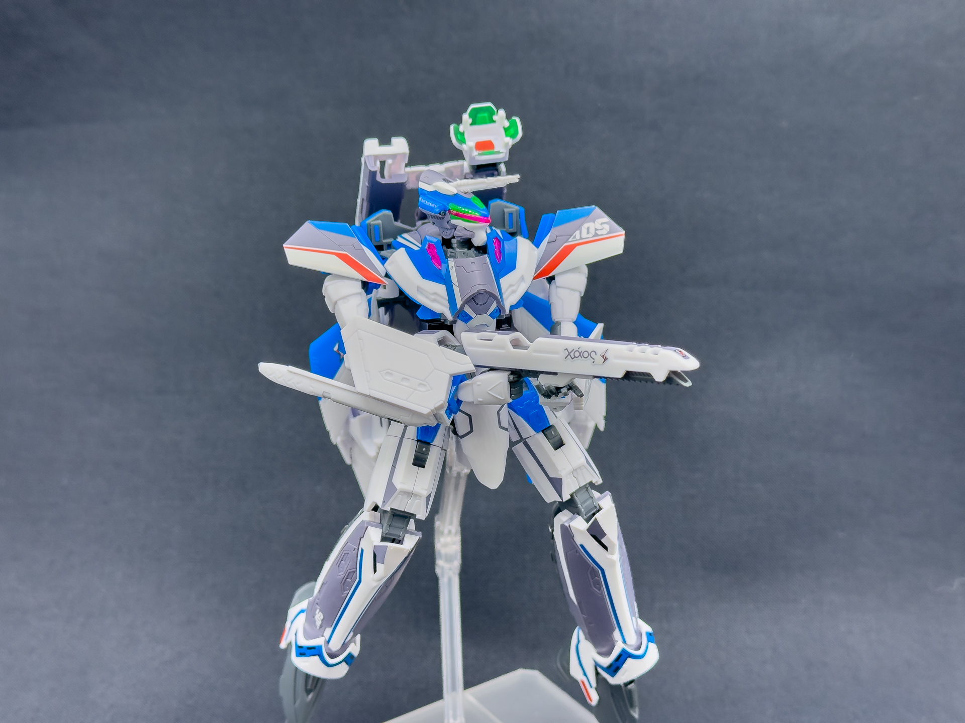 肩部引き出し式関節によってガンポッドの両手持ちも可能です。