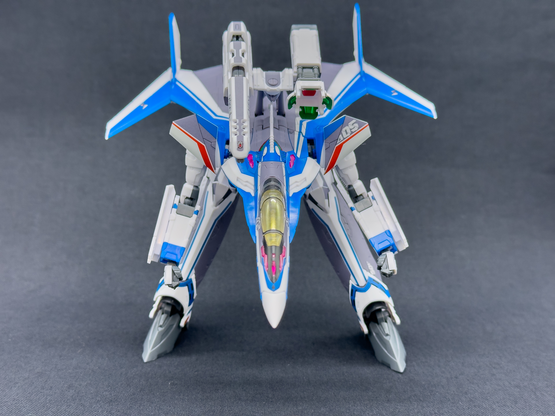 正面から見たガウォーク形態。この状態でもガンポッドを持たせることも可能です。