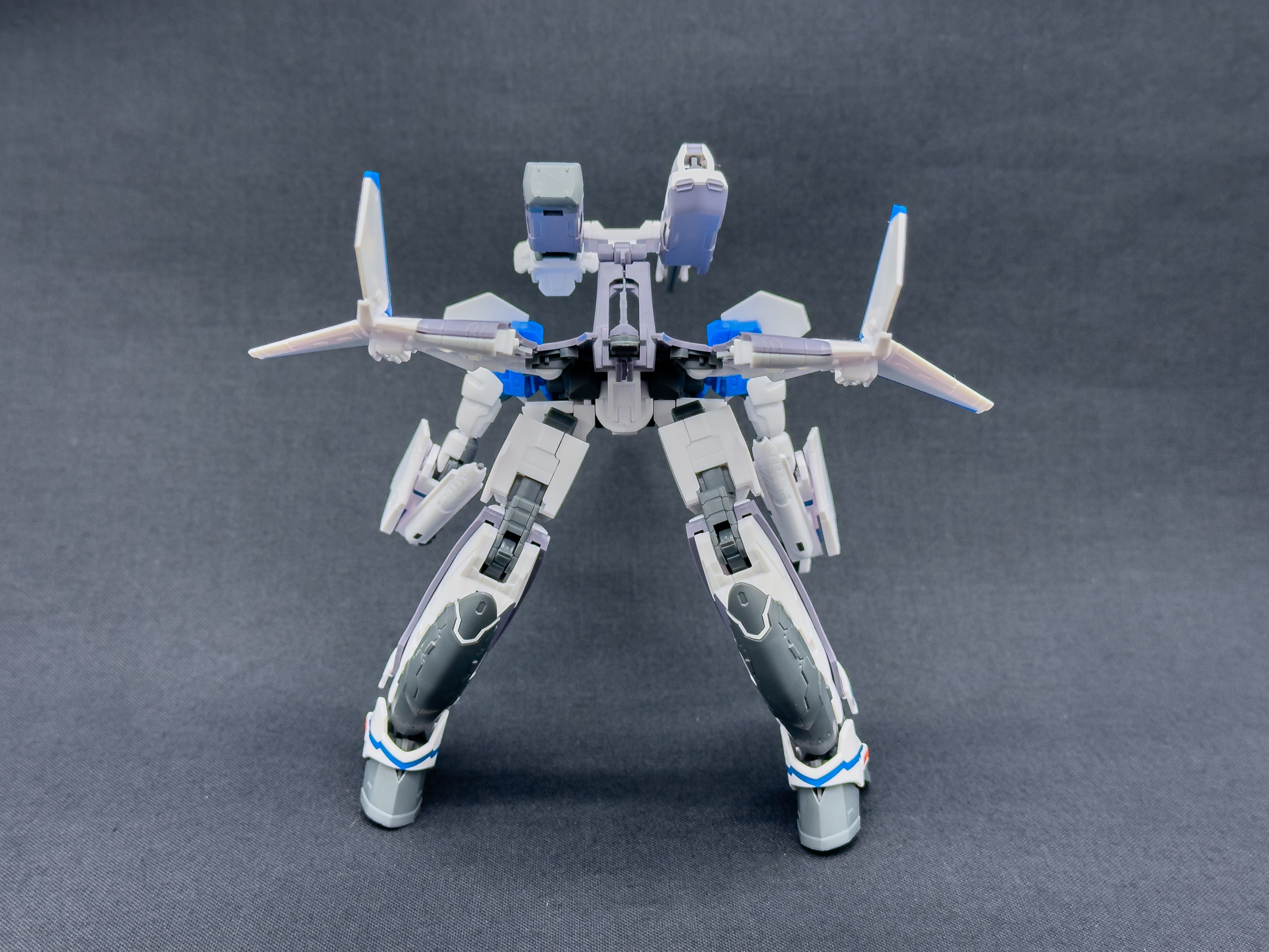 背面から見たガウォーク形態。これまでのガウォークと同様に主翼が後方に張り出した形状となります。