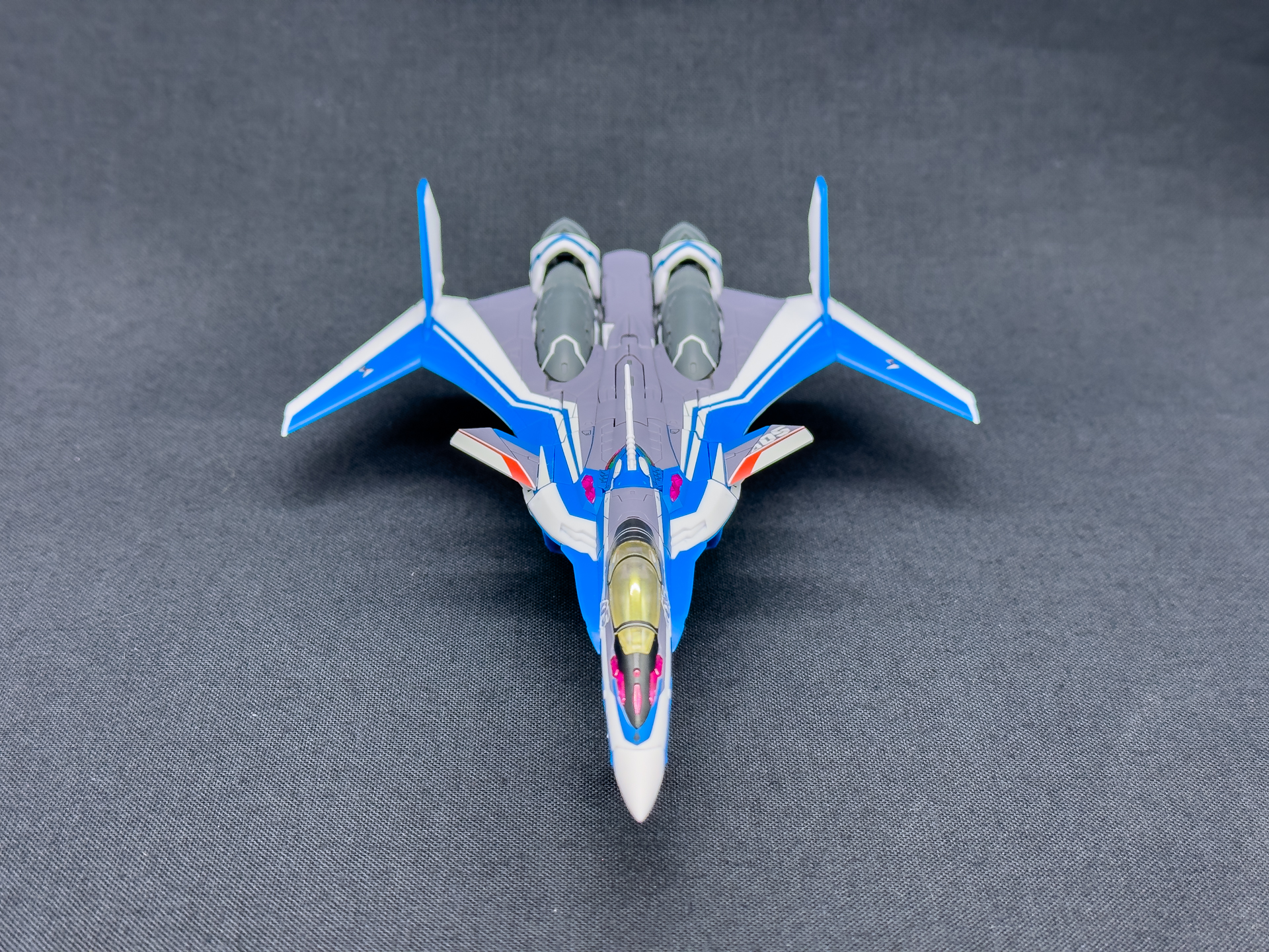 正面から見たファイター形態。前進翼を持つ特徴的な戦闘機となります。