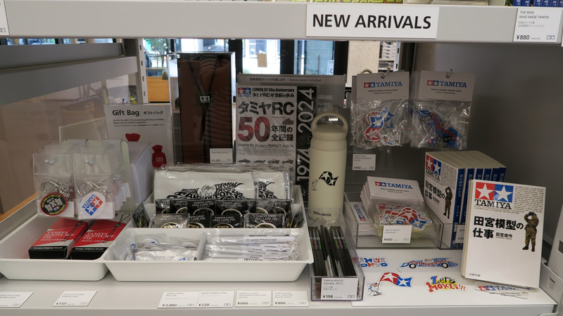「TAMIYA PLAMODEL FACTORY TOKYO」オリジナルグッズのコーナーに並んでいる