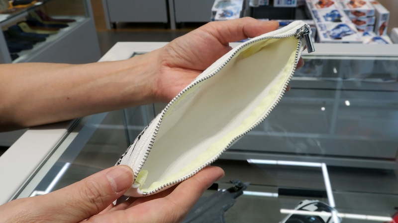 銀色のファスナーで開閉するタイプで、中はシンプルな構造