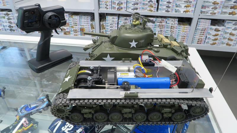 「1/16RC M4シャーマン（105㎜榴弾砲搭載型）メカニカルステアリングシステム」は8月30日発売予定、価格は77,0000円　※ファインスペック 2.4G 電動RCドライブセットは別売