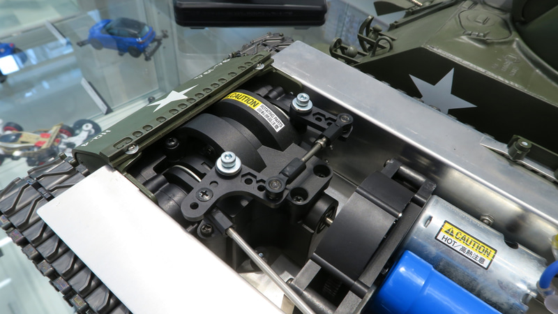 プラネタリータイプのデフギヤを内蔵した、実車の構造に近い制御差動式操向装置