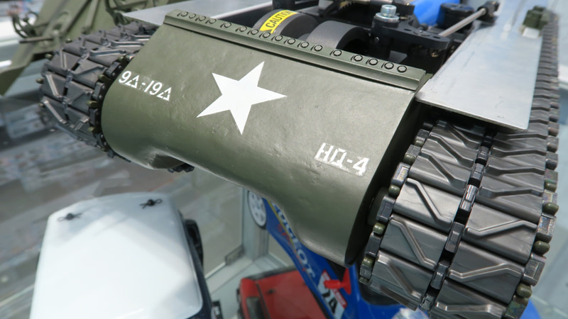 足回りはダイキャスト製のドライブスプロケットと金属ロッドと金属コネクターで組み立てられた硬質プラスチック製の履帯で構成されている