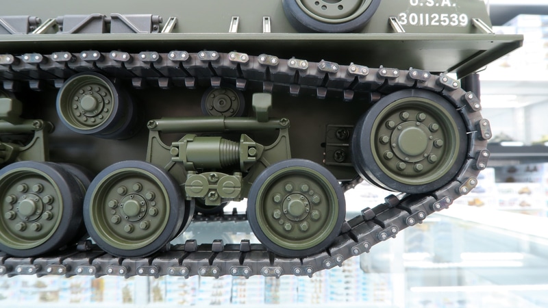 HVSS（Horizontal Volute Spring Suspension）方式のサスペンションは内部に金属製コイルスプリングを装備しており、フル可動する