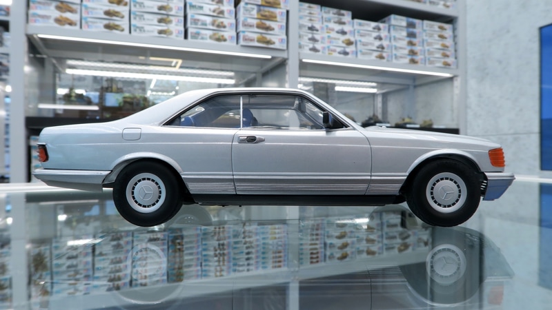 なめらかなラインを持つ2ドアハードトップボディを実車そのままに再現