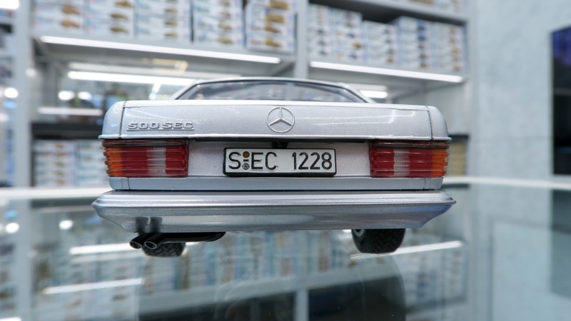 特徴的な凸凹形状のリヤコンビネーションランプもしっかり確認できる