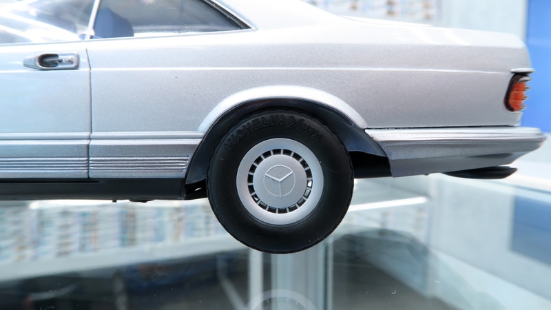 タイヤは質感十分のソリッドラバー製でトレッドパターンも精密に表現されている