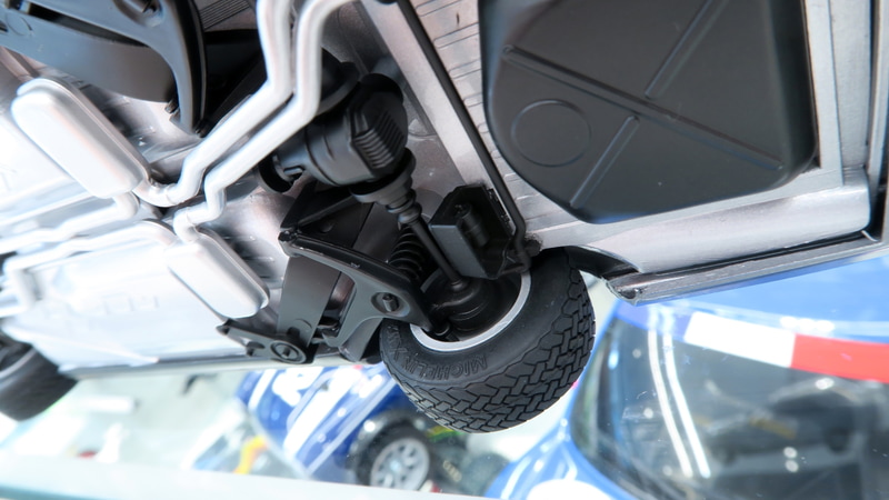 タイヤは質感十分のソリッドラバー製でトレッドパターンも精密に表現されている