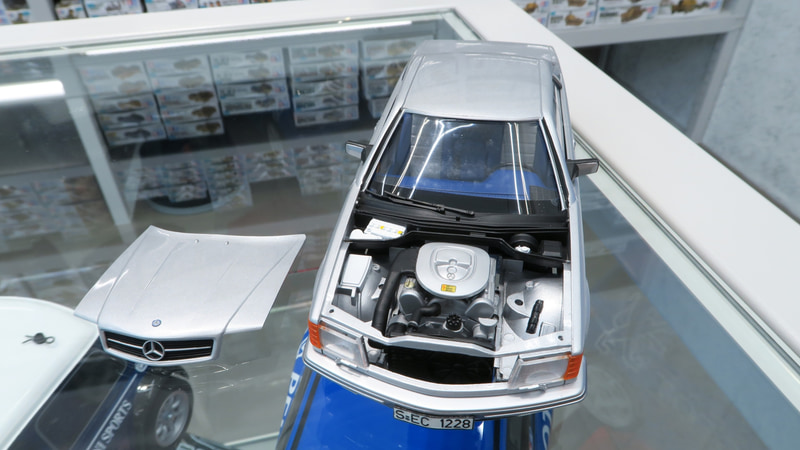 ボンネットは完成後も脱着可能で、精密再現された5リッターV型8気筒を完成後も眺められる