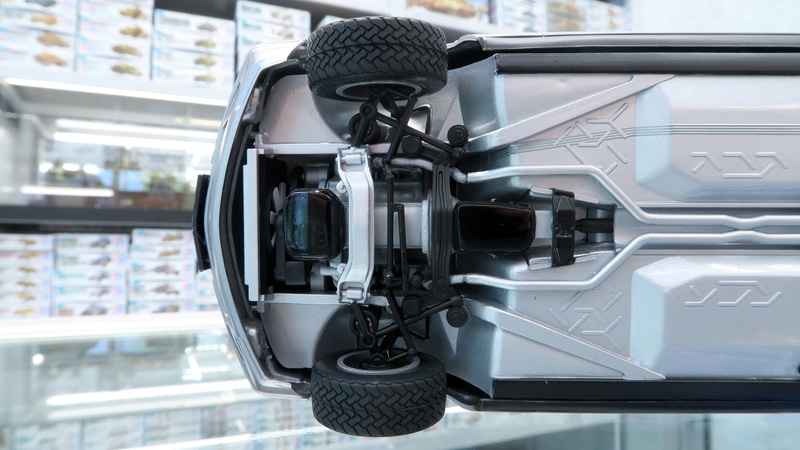 立体感あふれる構成のサスペンションをはじめ、駆動系やステアリング機構、排気系などもモデル化されたシャーシ下面