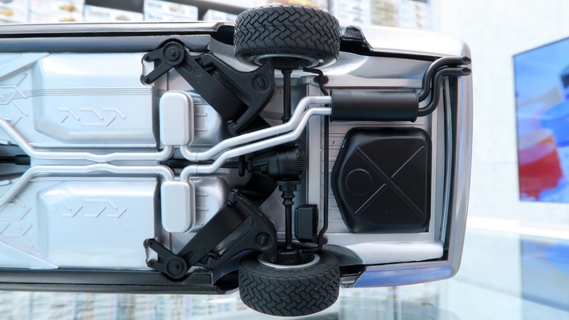 立体感あふれる構成のサスペンションをはじめ、駆動系やステアリング機構、排気系などもモデル化されたシャーシ下面