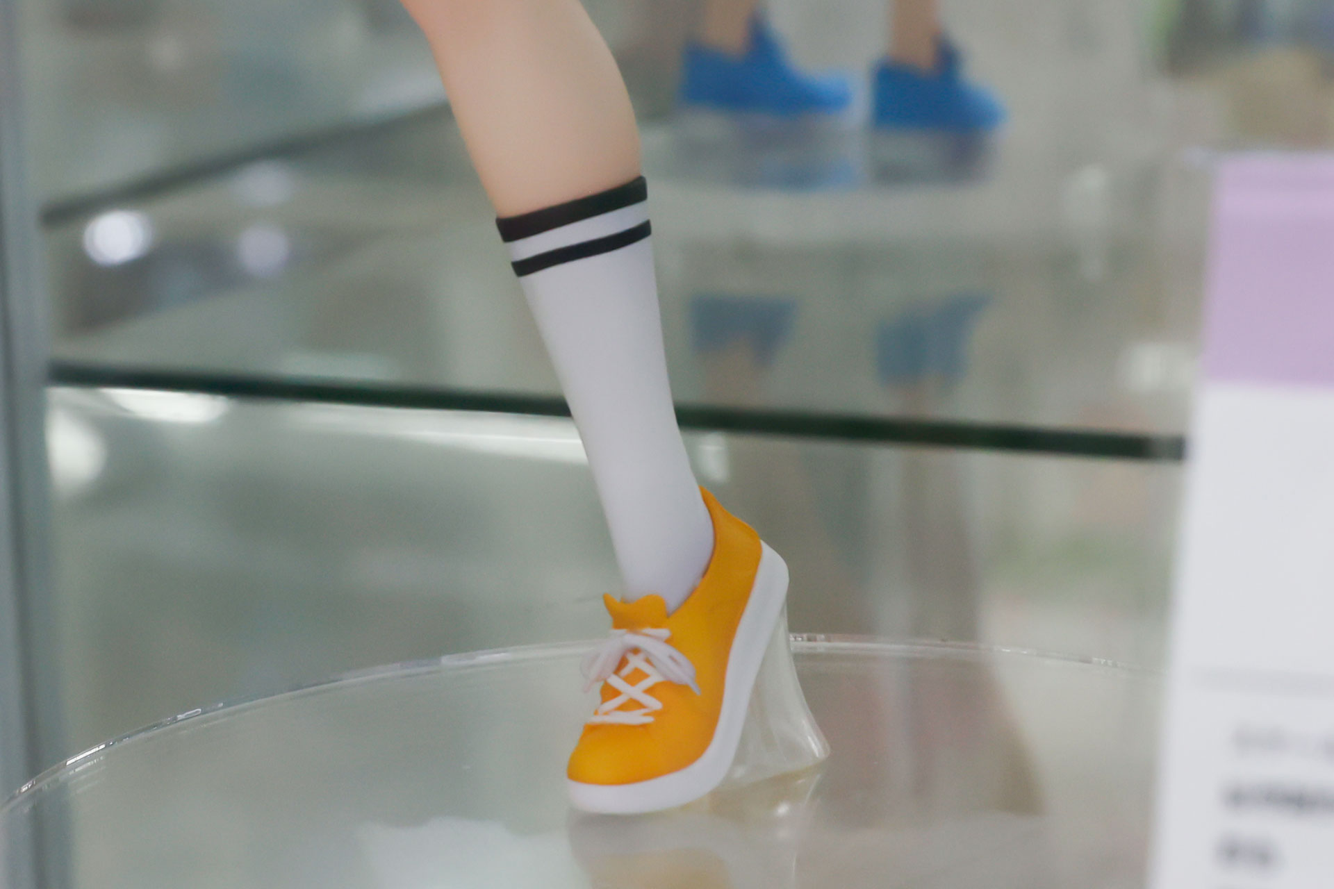 片足で立っているようなポーズだ