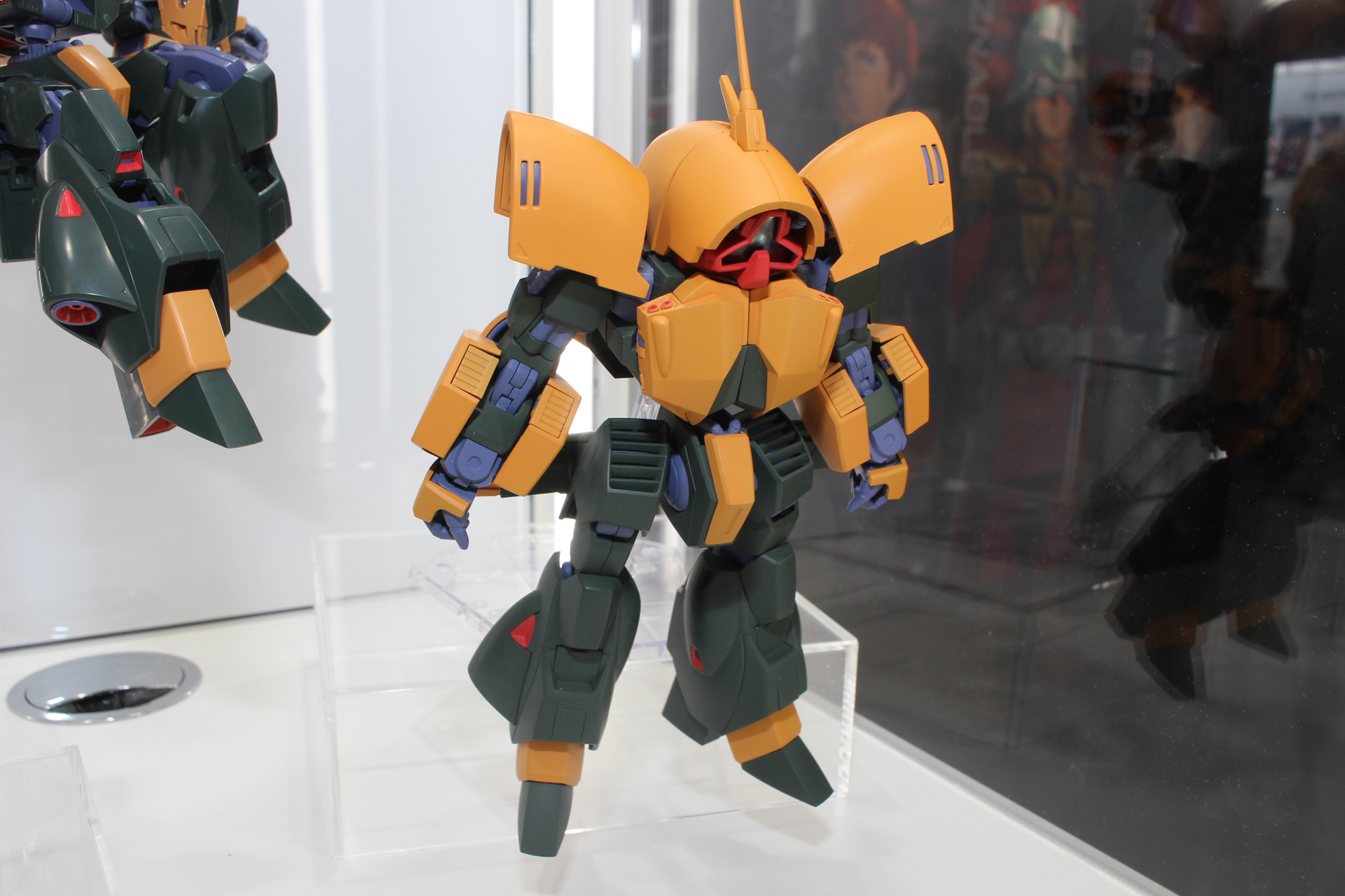 同じ「ROBOT魂 ＜SIDE MS＞」のガンダムMk-2が130mmなのに対し、このアッシマーのMS形態は160mmと、設定通りのスケールで立体化