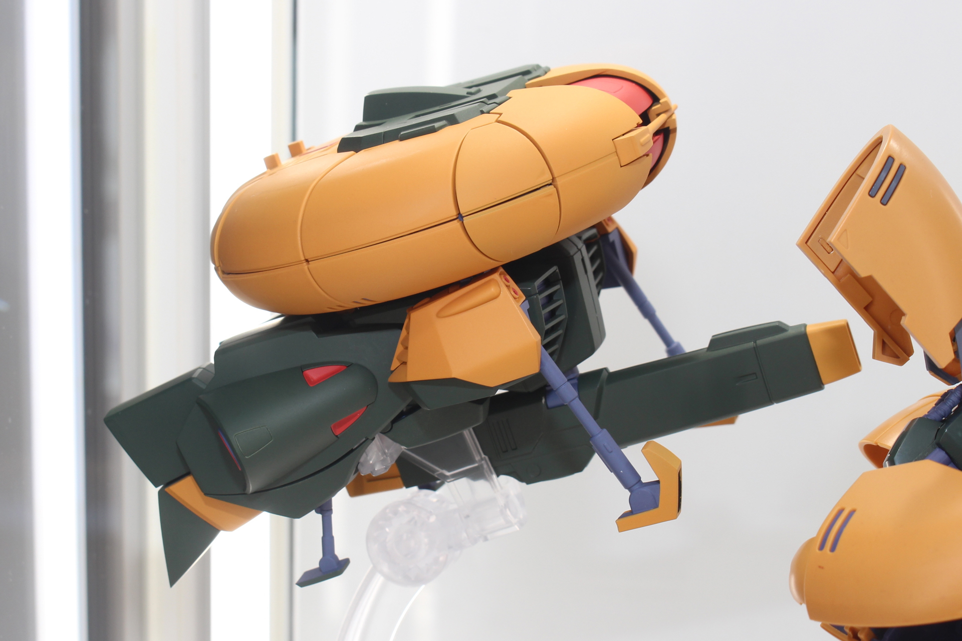 こちらはMA形態。ランディングギアは別パーツで再現