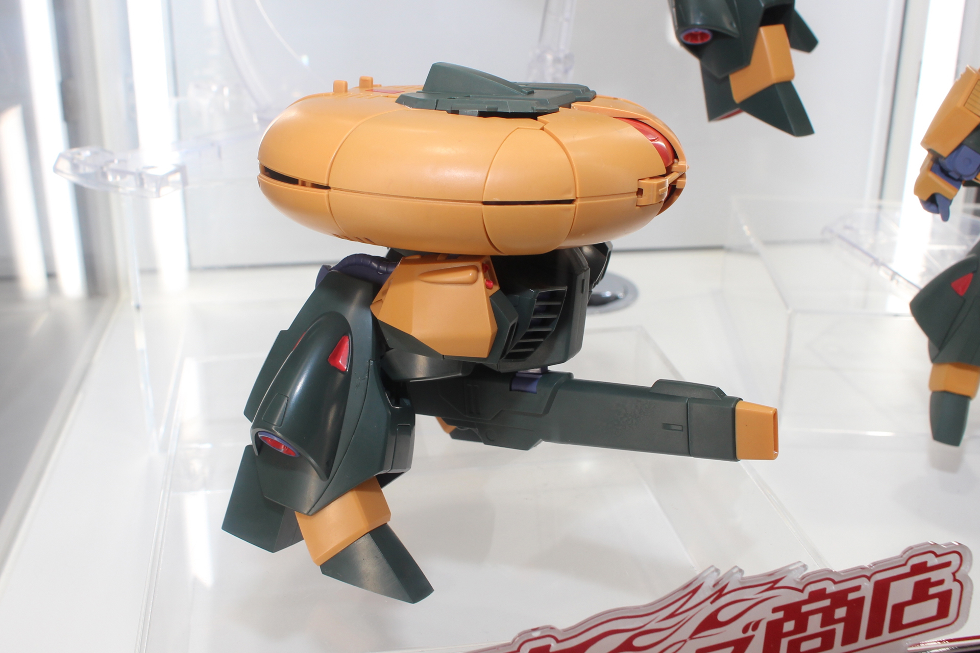 こちらは脚部を下ろした発艦形態