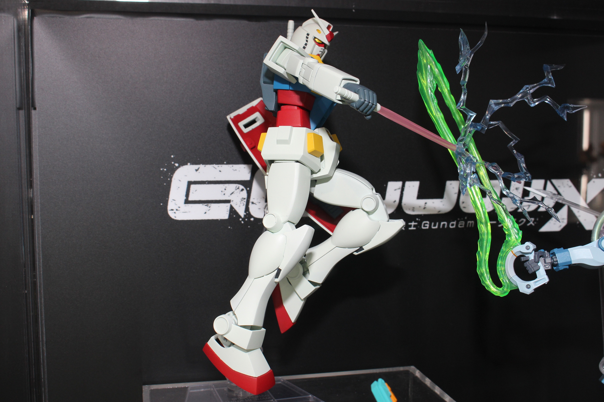 デザインも塗装もシンプル。全高は約155mm。ダイキャスト内蔵のガンダムフィギュアの登場は嬉しい