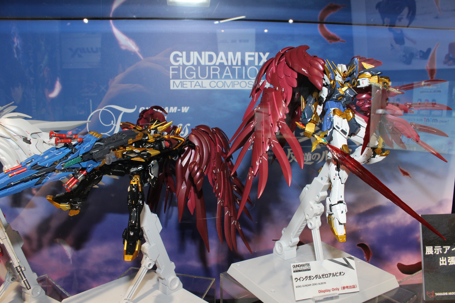 「G.F.F.M.C ウイングガンダムゼロリベリオン」（左）と「G.F.F.M.C ウイングガンダムゼロアルビオン」（右）