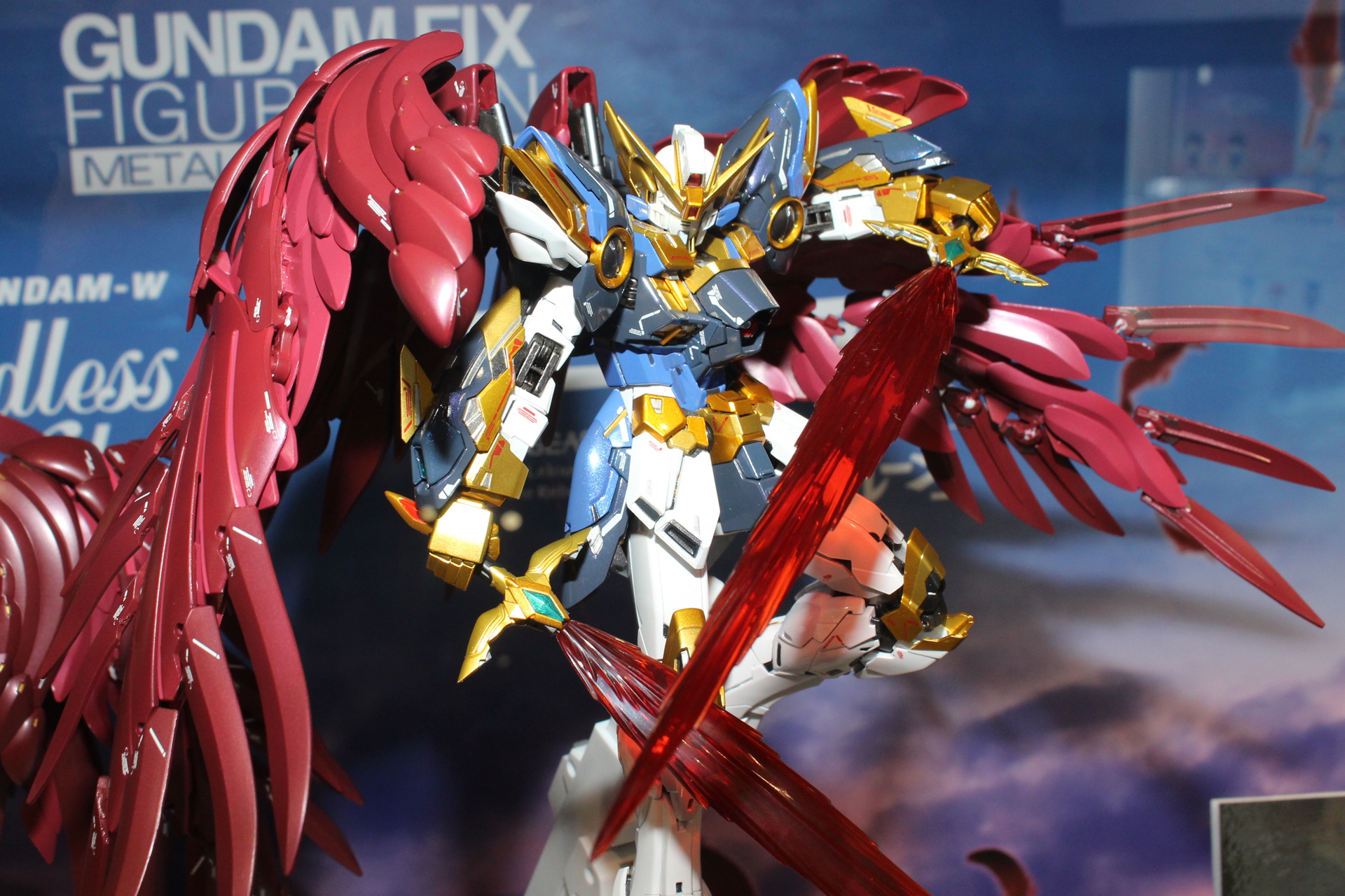 ウイングガンダムゼロアルビオン。機体の詳細はまだ不明。広刃の赤いビーム・サーベル二刀流がインパクト大