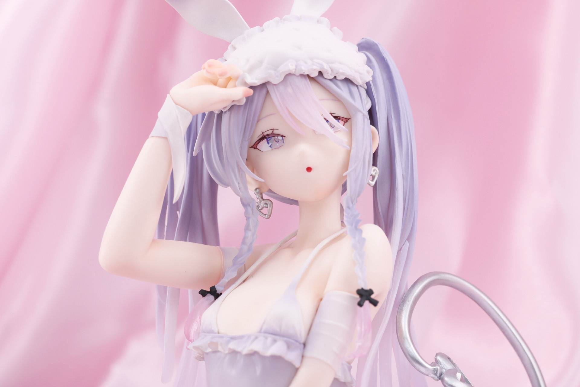 白い肌に大胆に開いた胸元