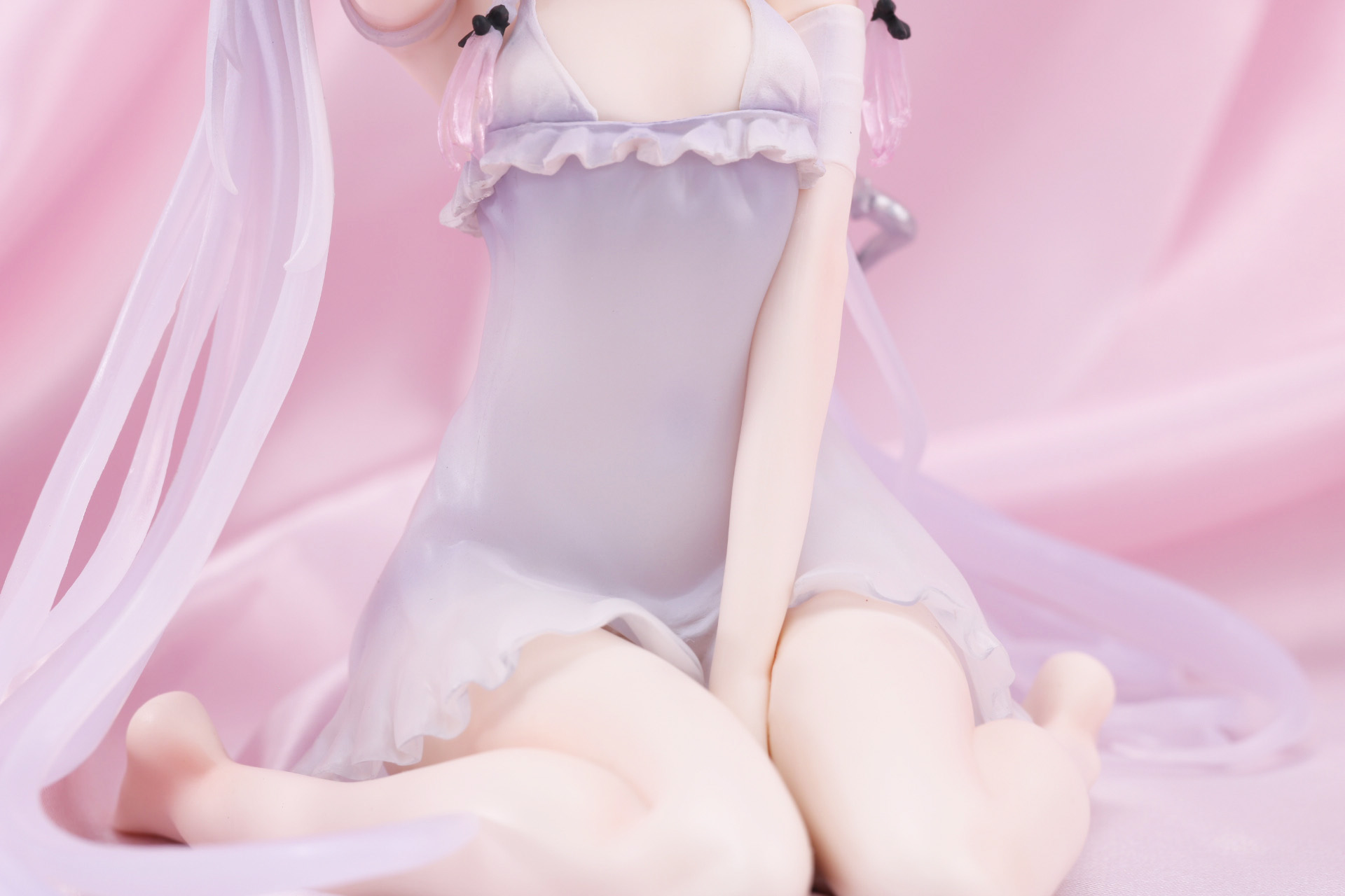 素肌の色まで透けて見えそうなベビードールの繊細な彩色