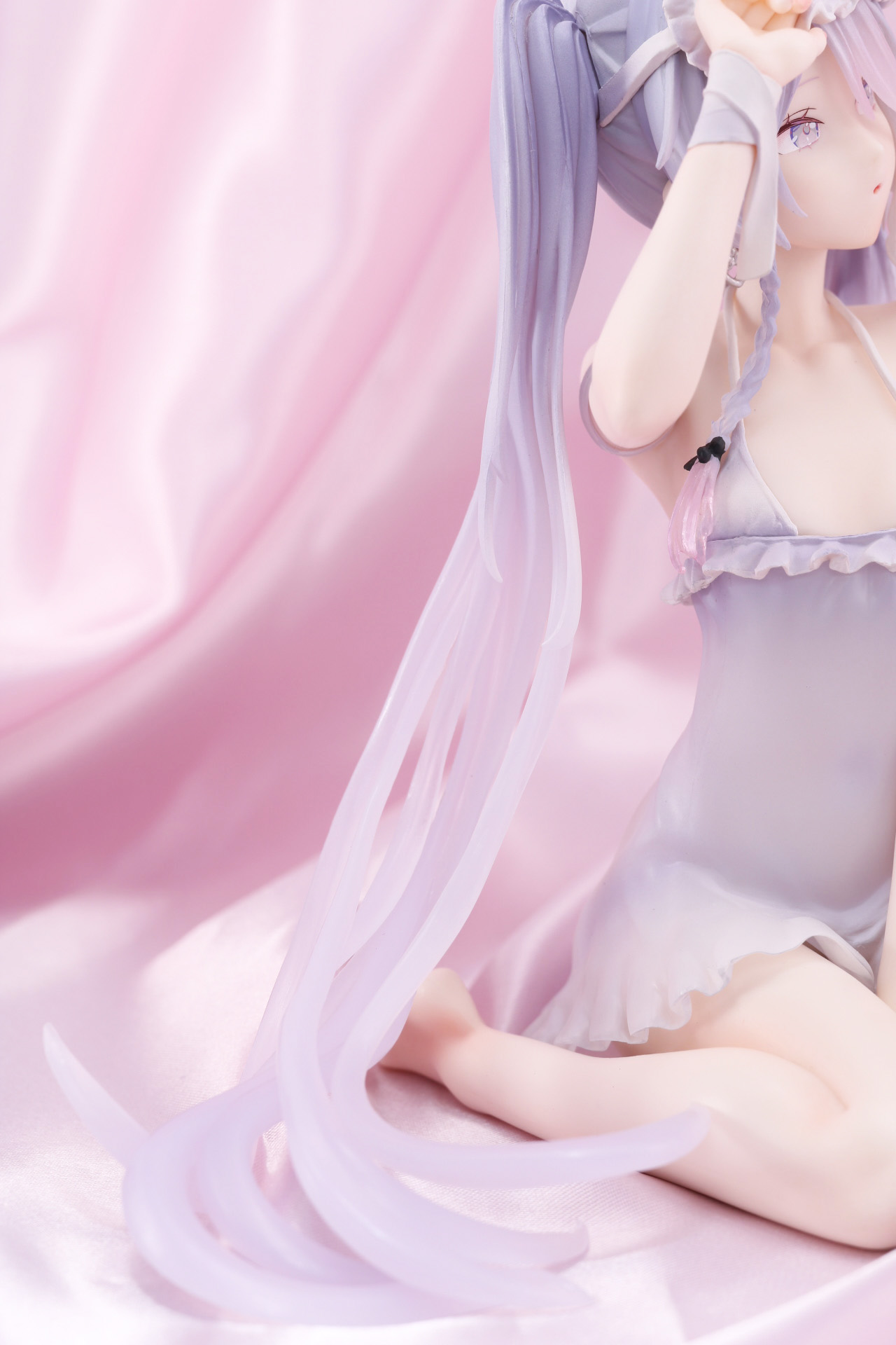 ツインテールの毛先は軟質素材で半透明のグラデ―ションとなっている