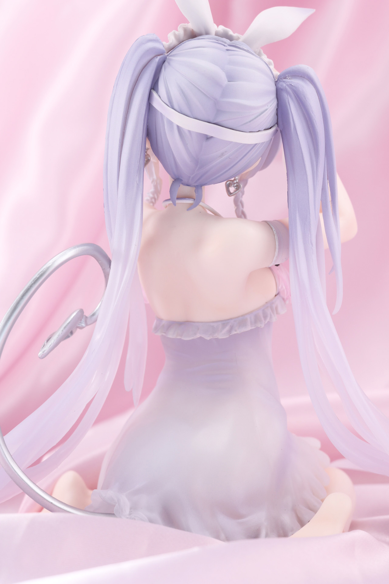 ツンテールの髪の流れや少し反った腰つきも細かく造形されている