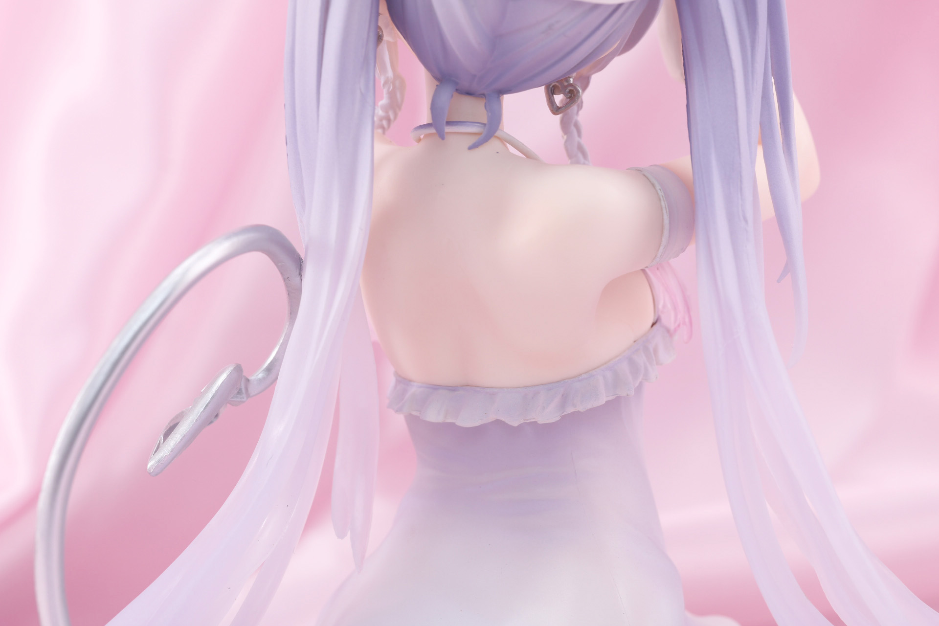 背中の滑らかな体つきも丁寧に造形されている