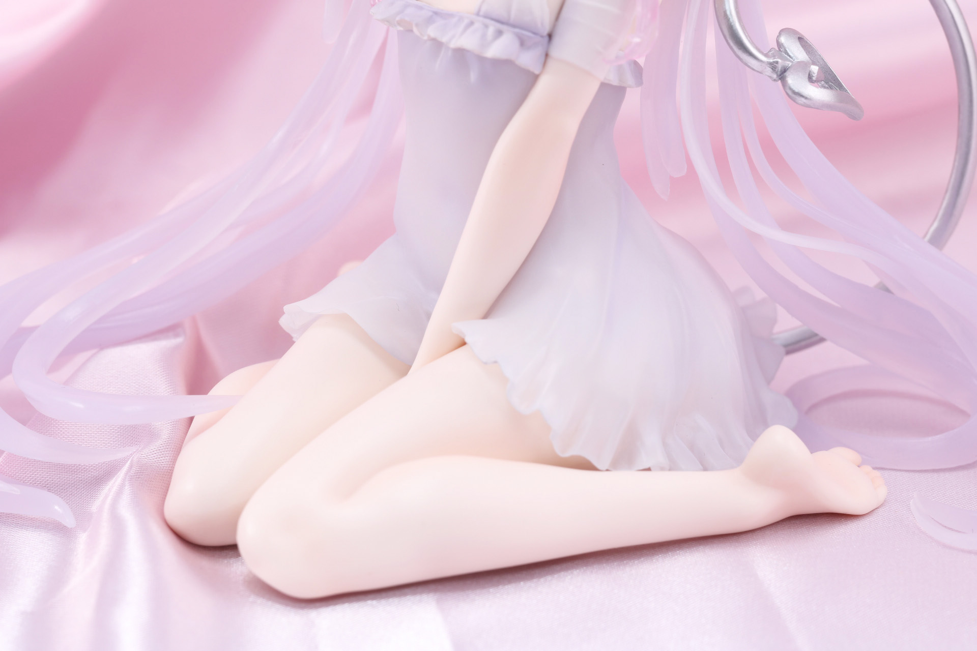 脚や手も透明感ある彩色