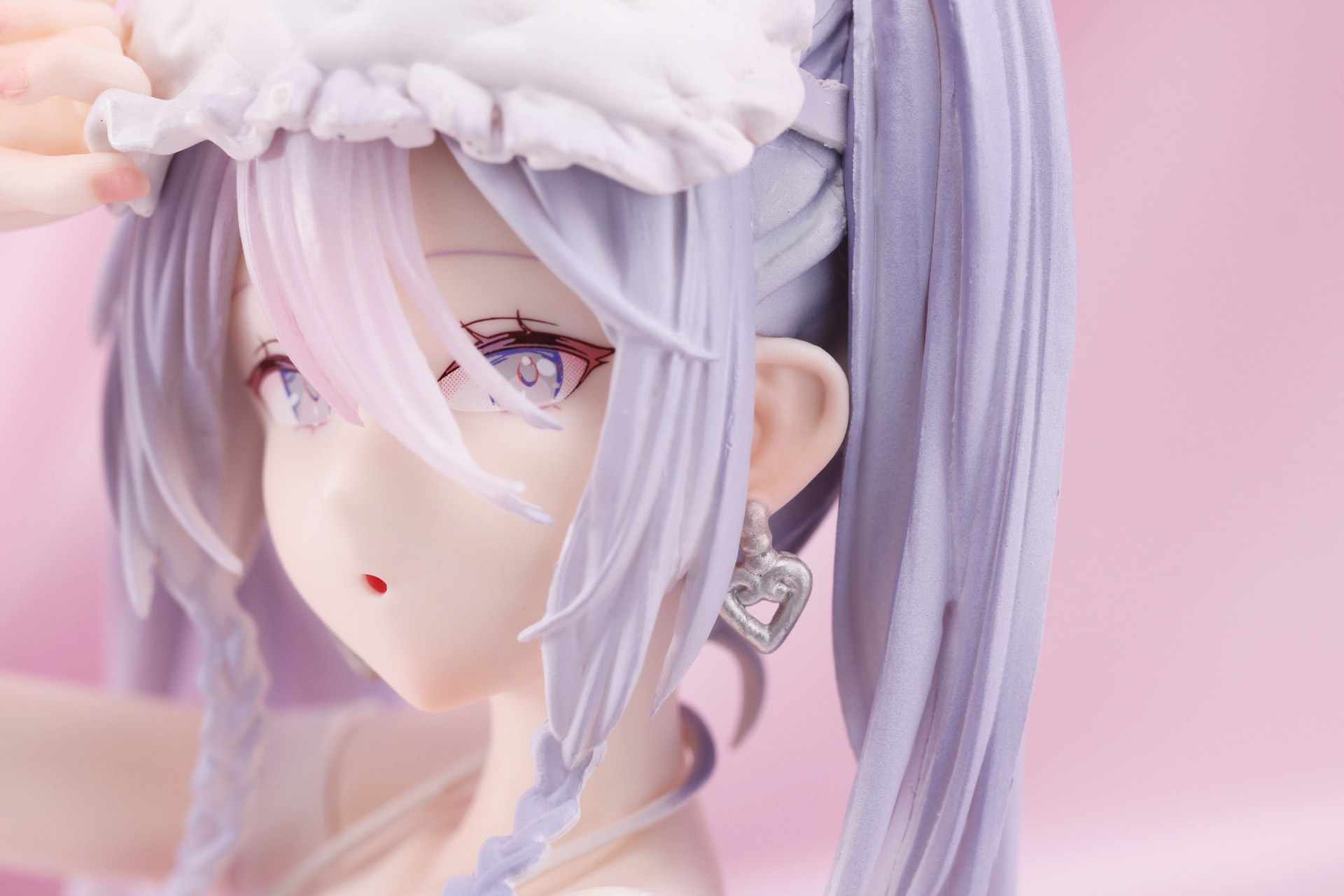 イヤリングも精緻に造形され、シルバーで重厚感ある仕上がりとなっている