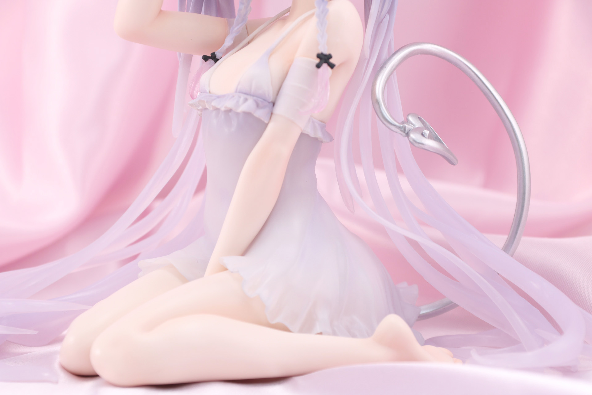 イヤリングも精緻に造形され、シルバーで重厚感ある仕上がりとなっている