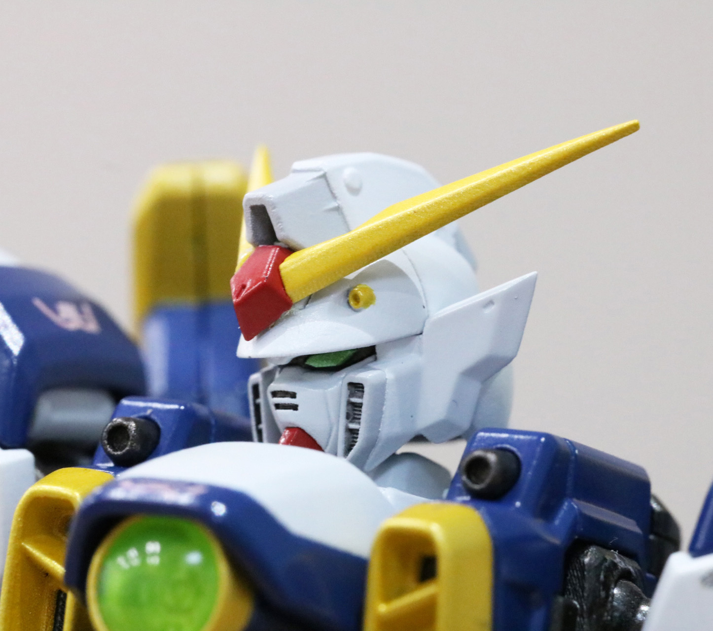 「ウイングガンダム」頭部のひさし造形を再現