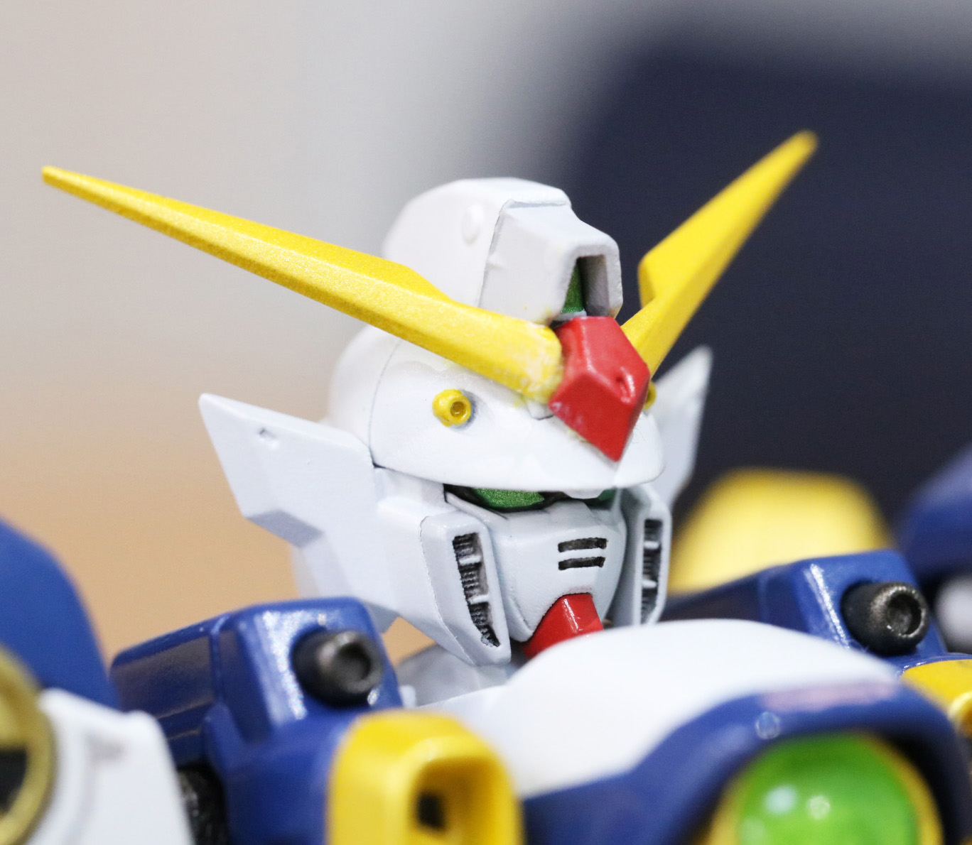 角度によって表情の印象も変化