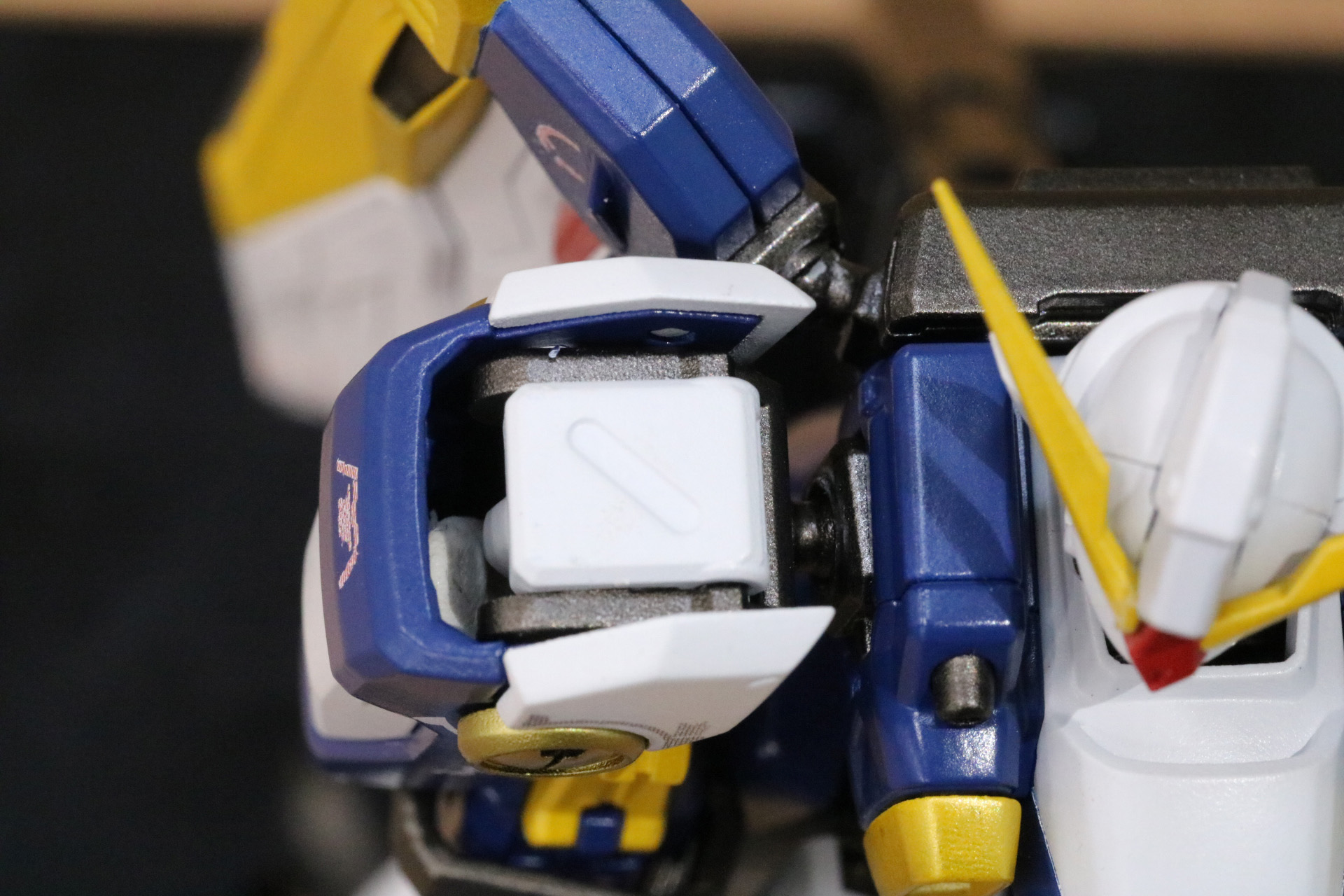 バード形態時のカバー部分にもモールド造形が施されている