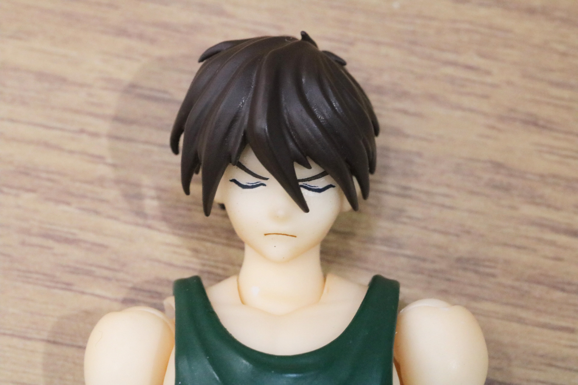 度々劇中に登場する目を閉じた表情