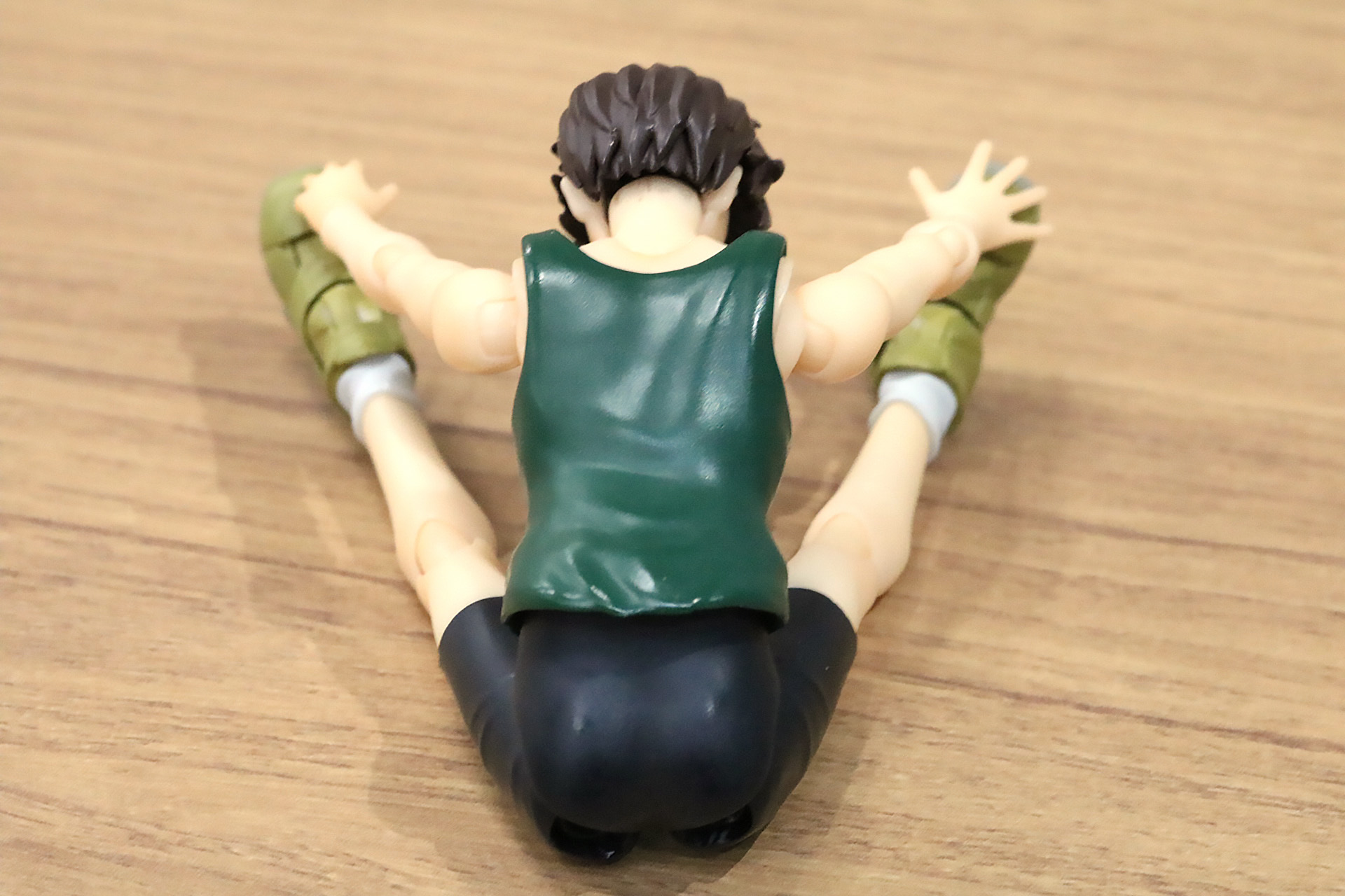 タンクトップのサイズが調整され、後ろ姿も可動軸が見えないようになっている。