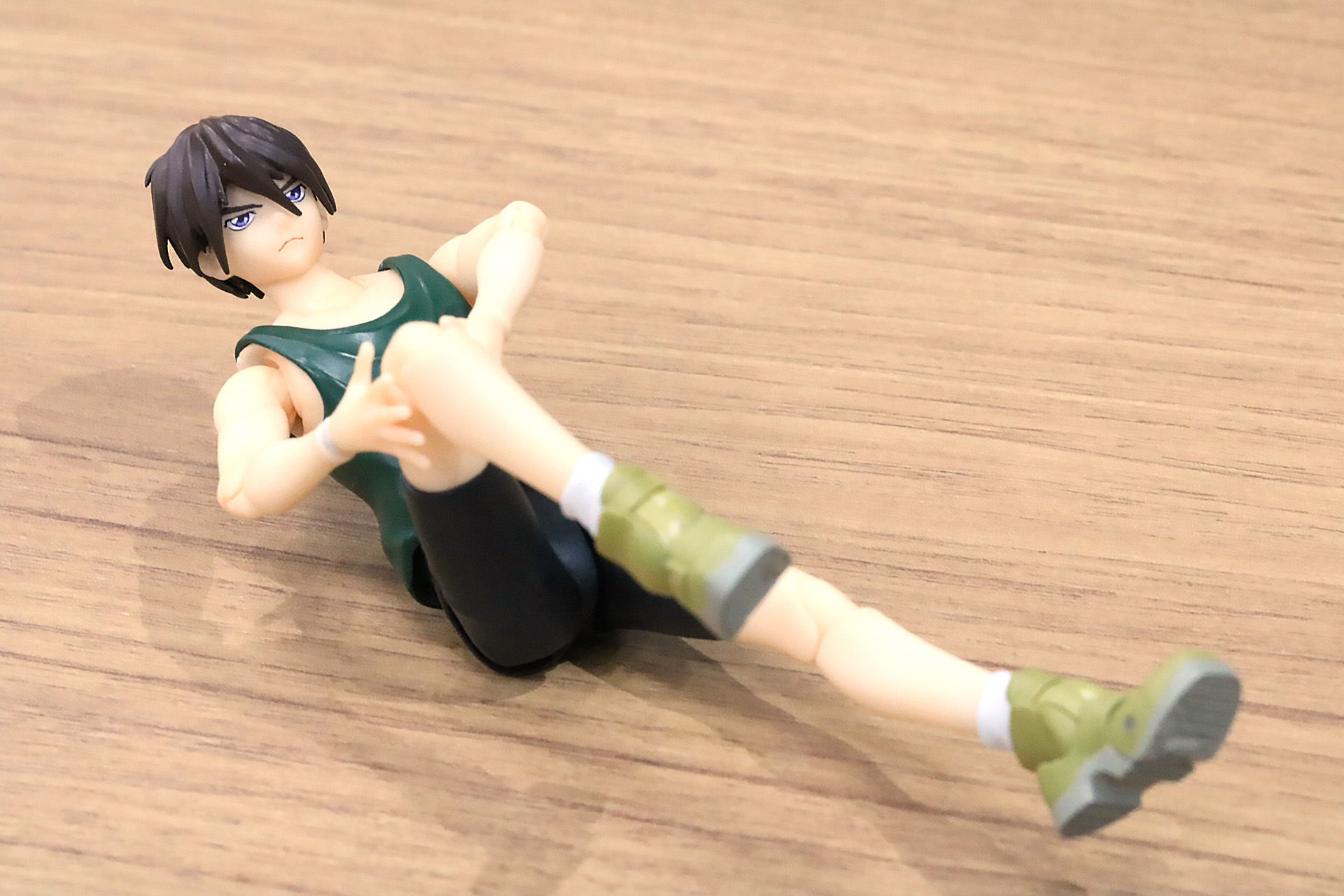 股関節の引き出し機構で脚部の可動域も大幅にアップ。第3話の骨折を治すシーンの再現も可能