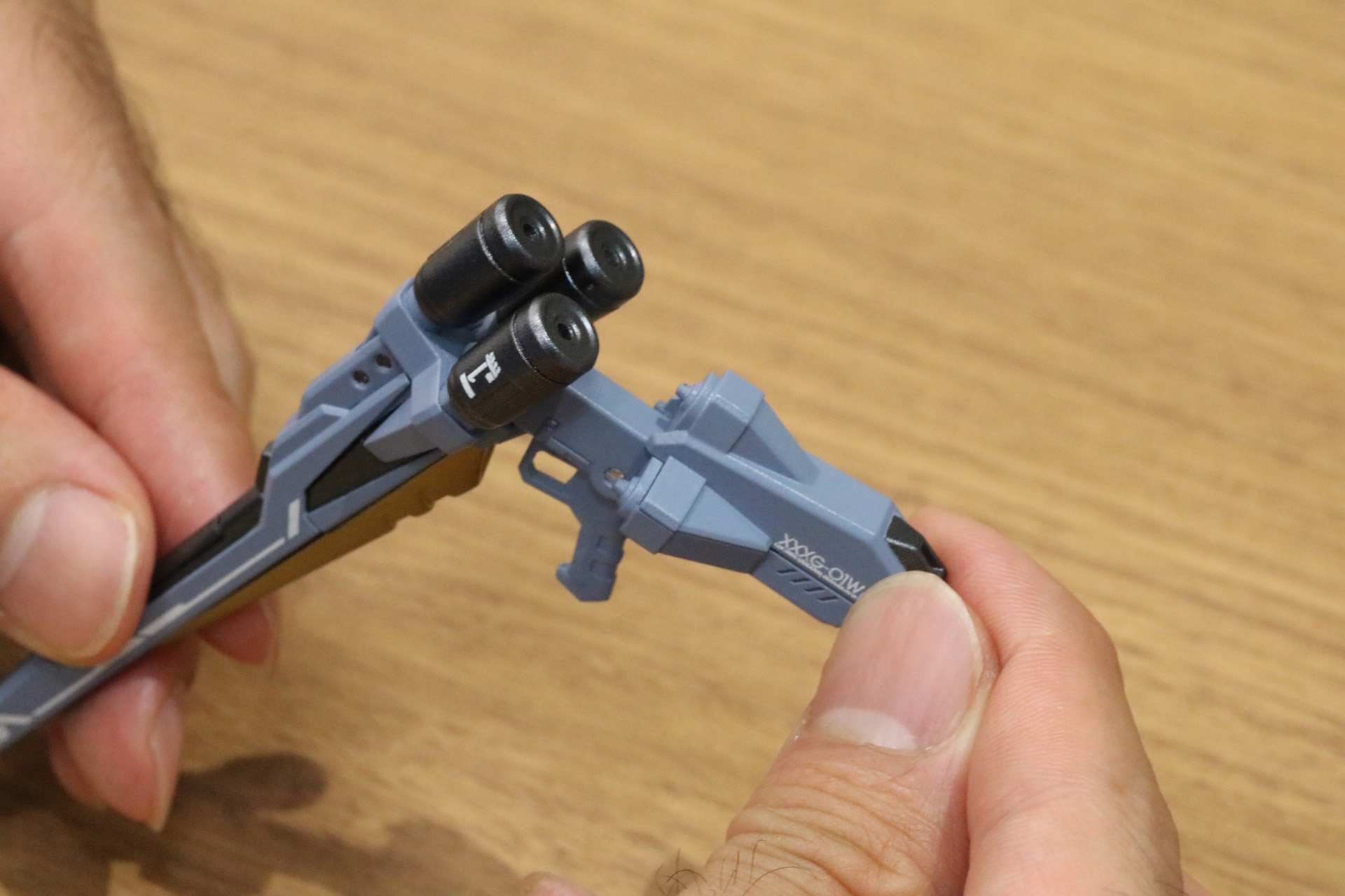 カートリッジ装填をイメージした展開ギミックを搭載