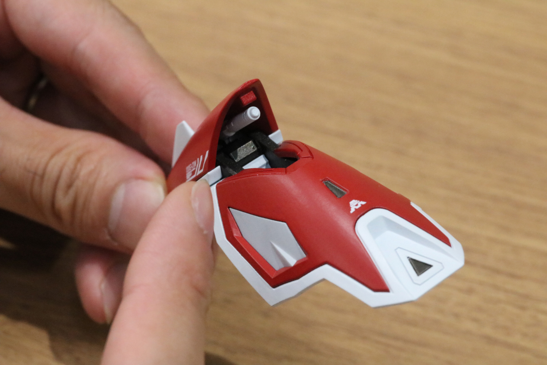 ビームサーベルの収納ギミックも再現されている