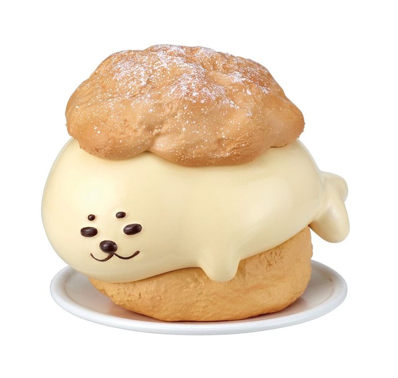 アザラシモチーフのシュークリーム。ほんのりと卵の風味を感じる濃厚なカスタードクリームが甘いもの好きにはたまらない。お顔のチョコレートがアクセントに