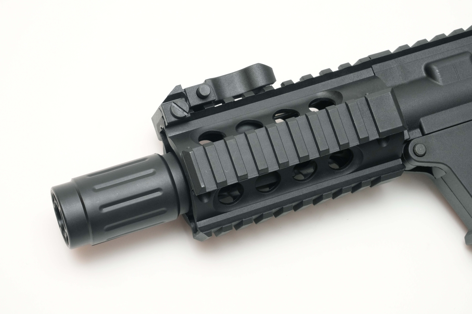 ハンドガードは短くなったが、20mmレールが4面に用意されている