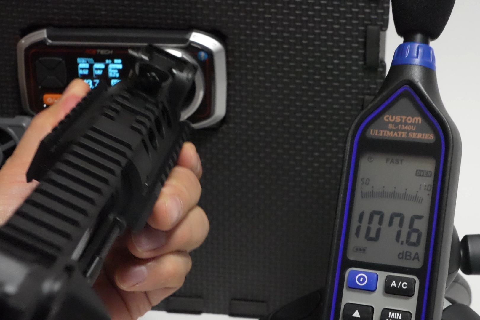 フルオート時で最大107.6dBA