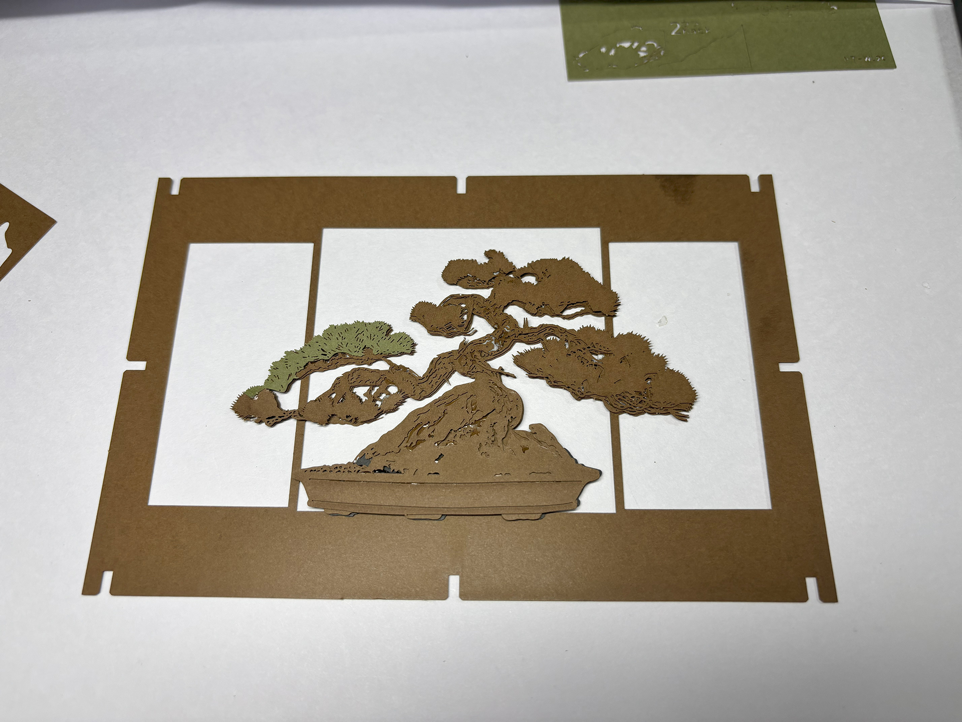 松葉は2色、地面部分や、植木鉢パーツなど、パーツを貼り付けることで表現が緻密になっていく