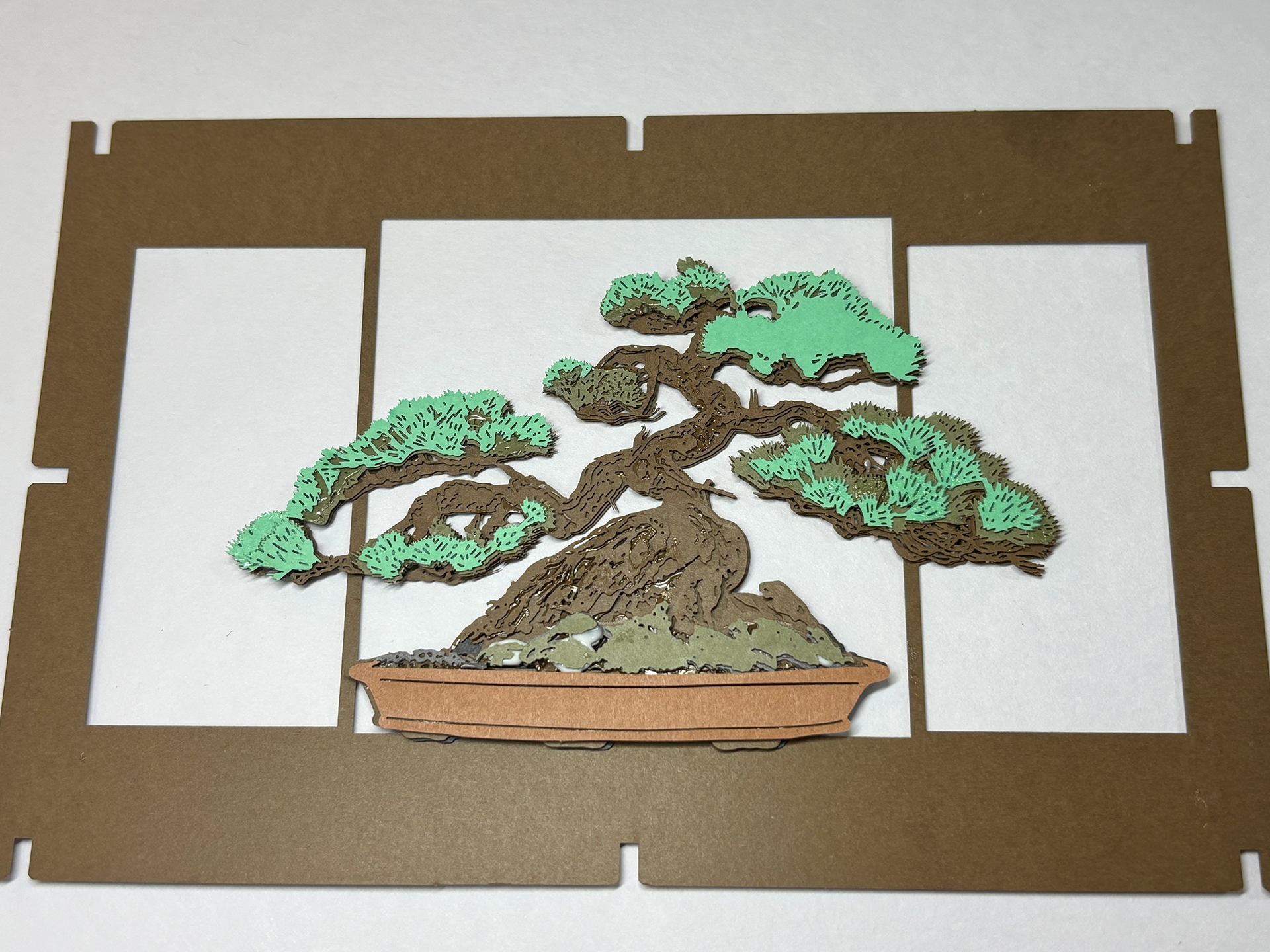 松葉は2色、地面部分や、植木鉢パーツなど、パーツを貼り付けることで表現が緻密になっていく