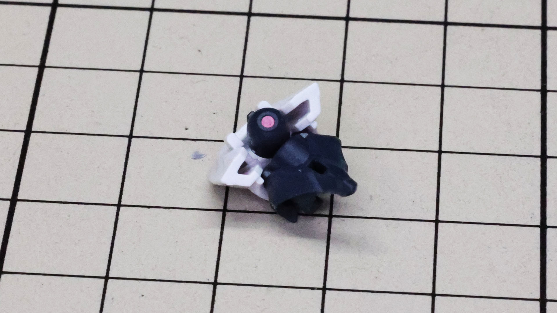 モノアイはシールで再現します。小さいシールなので注意して貼ります