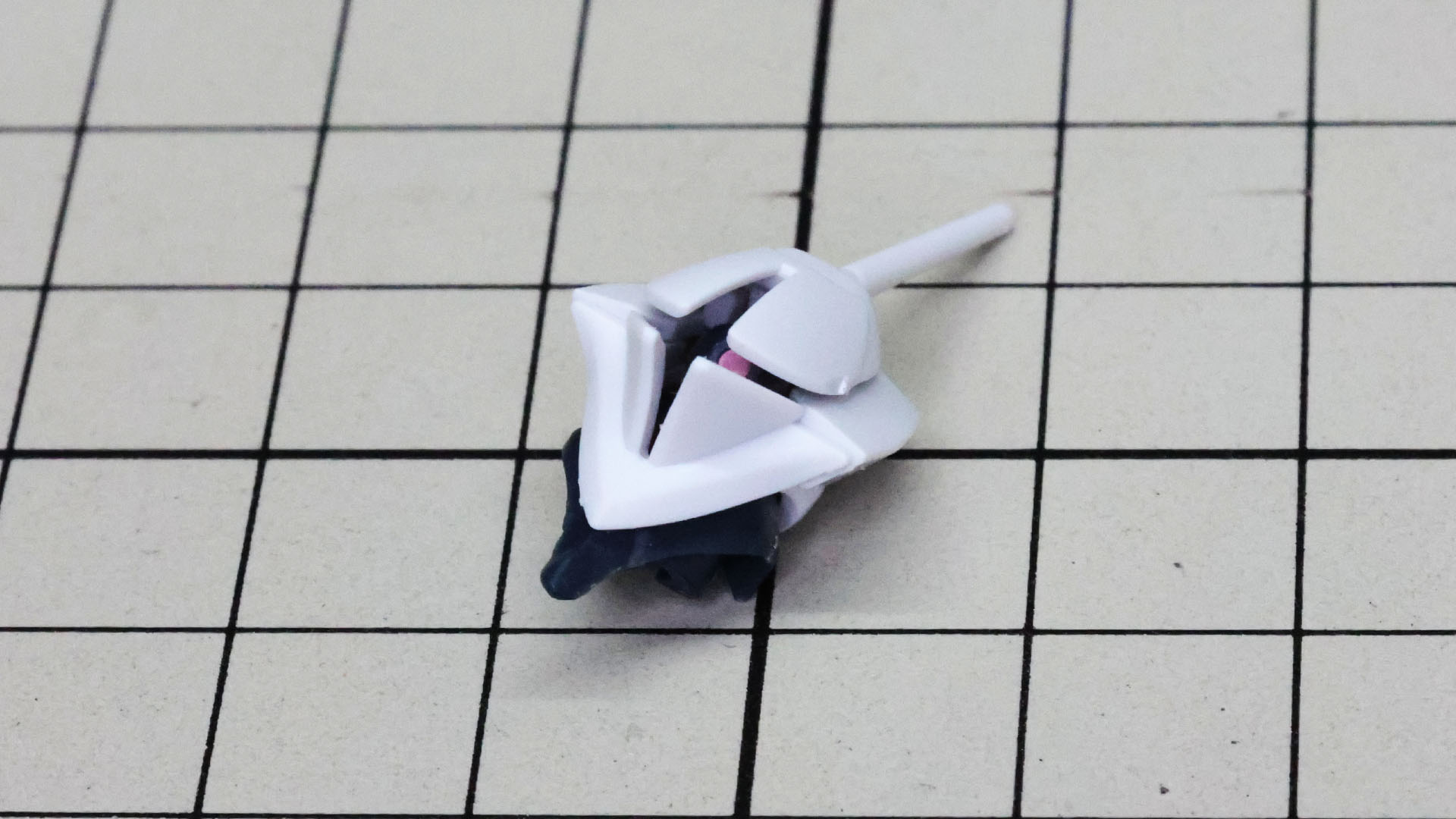 モノアイはボールジョイント基部でどの方向にも動きます