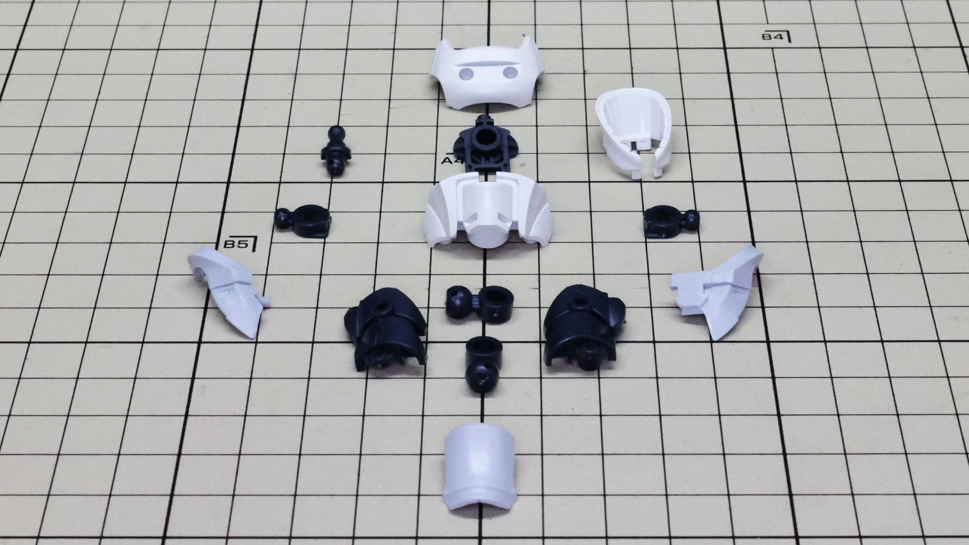 各カラーごとになるべく大きなパーツとなるように考慮された胴体部パーツ群。これによって組みやすさを提供しています